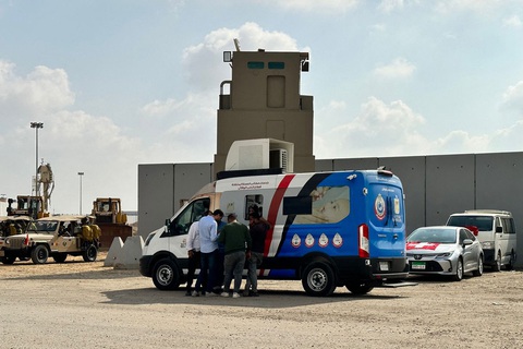 Mỹ phát hiện Hamas cố đưa chiến binh ra khỏi Gaza bằng xe sơ tán - Ảnh 1. Xe cứu thương đợi ở cửa khẩu Rafah của Ai Cập chờ đưa người bị thương từ Dải Gaza đến bệnh viện dã chiến ở Ai Cập - Ảnh: AFP