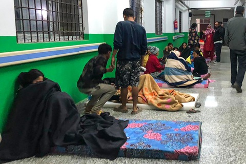 Những người sống sót sau động đất được đưa đến bệnh viện ở Jajarkot, Nepal, ngày 4-11 - Ảnh: AFP Những người sống sót sau động đất được đưa đến bệnh viện ở Jajarkot, Nepal, ngày 4-11 - Ảnh: AFP