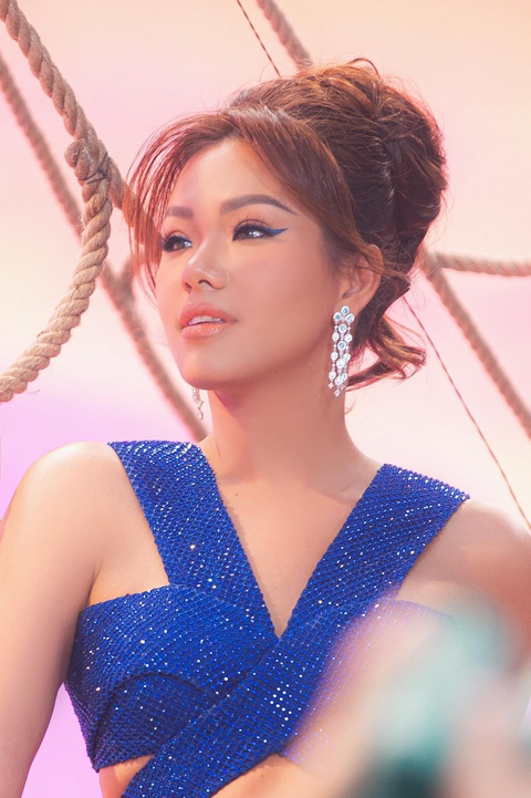 Phương Vy mất ngủ suốt một tuần trước đêm thi đầu tiên 'Chị đẹp đạp gió rẽ sóng' - Ảnh 1. Phương Vy chuẩn bị đặc biệt cho màn xuất hiện đầu tiên trong 'Chị đẹp đạp gió rẽ sóng'