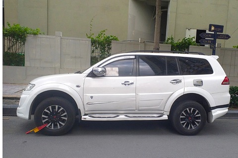 Ban quản lý chung cư phạt tiền, khóa xe người dân: Đừng để phép vua thua lệ làng - Ảnh 1. Xe bị khóa bánh tại chung cư Masteri Thảo Điền - Ảnh: NGỌC QUÝ