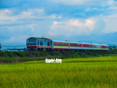 13 toa tàu đóng mới hạng sang cua Tập đoàn Jinxin 5 năm chưa thể khai thác - Ảnh 1. Các toa tàu hạng sang của Tập đoàn Jinxin trong một lần chạy thử trên đường sắt Việt Nam - Ảnh: TMND