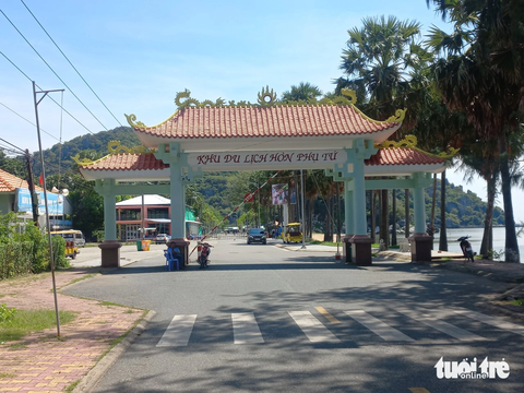 Bến cảng Hòn Phụ Tử đứng yên vì 9 hộ chưa nhận tiền bồi thường - Ảnh 1. Khu du lịch Chùa Hang - Hòn Phụ Tử những ngày đầu tháng 11 đìu hiu - Ảnh: BỬU ĐẤU