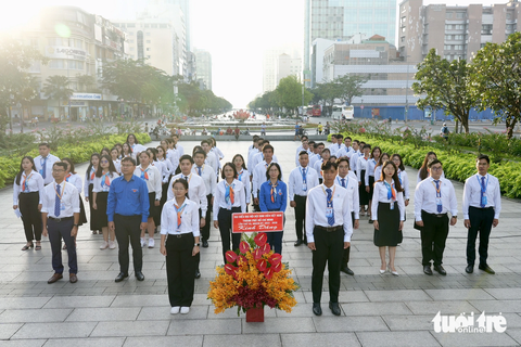 Sáng nay Đại hội Hội Sinh viên Việt Nam TP.HCM lần VII - Ảnh 2. Đoàn đại biểu thay mặt đại hội dâng hoa báo công tại tượng đài Chủ tịch Hồ Chí Minh ở phố đi bộ Nguyễn Huệ (quận 1, TP.HCM) - Ảnh: HỮU HẠNH