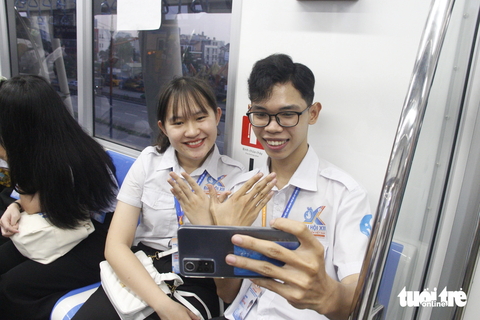 Sáng nay Đại hội Hội Sinh viên Việt Nam TP.HCM lần VII - Ảnh 3. Các đại biểu chính thức của đại hội trải nghiệm tuyến metro số 1 Bến Thành - Suối Tiên trước đại hội - Ảnh: CÔNG TRIỆU