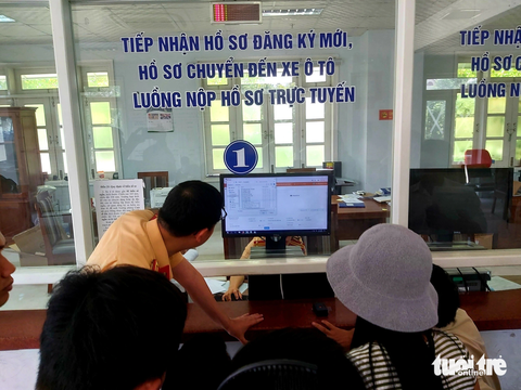 Mang giấy tờ giả đến Phòng Cảnh sát giao thông nộp hồ sơ thì bị ‘tuýt còi’ - Ảnh 1. Cán bộ phòng cảnh sát giao thông hướng dẫn người dân làm thủ tục (ảnh minh họa) - Ảnh: ĐOÀN CƯỜNG