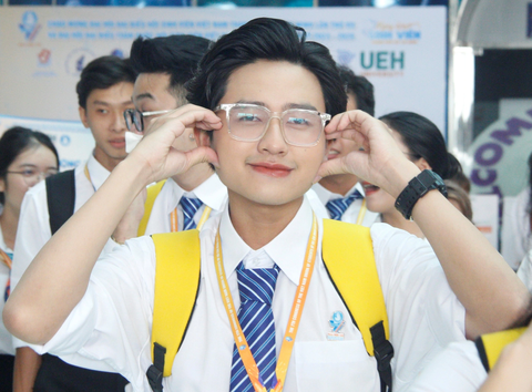 Rộn ràng sức trẻ tại ngày hội lớn của sinh viên TP.HCM - Ảnh 1. Đại biểu tràn đầy phấn khởi vào phiên khai mạc đại hội - Ảnh: C.TRIỆU