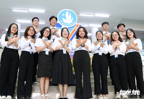 Rộn ràng sức trẻ tại ngày hội lớn của sinh viên TP.HCM - Ảnh 3. Lưu giữ kỷ niệm trong ngày hội lớn của sinh viên TP.HCM bên biểu trưng của đại hội - Ảnh: B.MINH