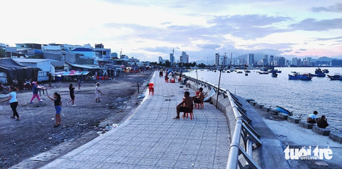 Khu dân cư bên biển Nha Trang giáp lầu Bảo Đại không còn lo bị ‘giải tỏa trắng’ - Ảnh 1. Cư dân khóm Tây Hải, phường Vĩnh Nguyên tại bờ kè chắn sóng mới xây bên biển Nha Trang (Khánh Hòa, chiều 3-11-2023) - Ảnh: PHAN SÔNG NGÂN