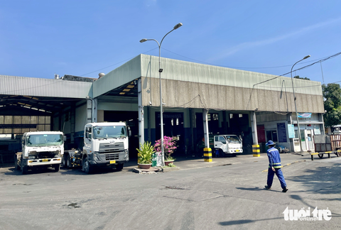 Phụ huynh ‘than trời’ vì trạm trung chuyển rác gần trường gây mùi - Ảnh 1. Khu vực trạm trung chuyển rác ở đường Tống Văn Trân (quận 11) là nơi người dân phản ánh phát sinh mùi hôi trong thời gian gần đây - Ảnh: CHÂU TUẤN