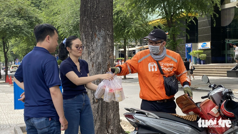 Rác thải nhựa bủa vây khắp các tuyến đường ở TP.HCM - Ảnh 1. Ngày càng nhiều người tiêu dùng lựa chọn đặt hàng, mua đồ ăn qua app giao tận nơi, mang theo rất nhiều rác thải nhựa và đồ dùng một lần.