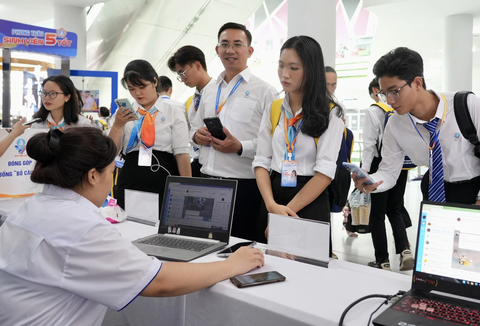 Chia sẻ khát vọng, hiến kế cho phong trào sinh viên - Ảnh 2. Đại biểu dùng công nghệ điểm danh tham dự đại hội - Ảnh: HỮU HẠNH