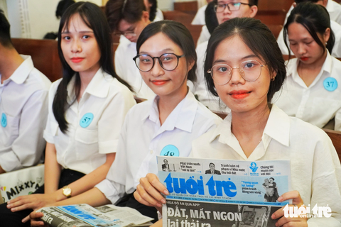 Học bổng 'Tiếp sức đến trường' đến với tân sinh viên, học sinh miền ‘Hoa vàng trên cỏ xanh’ - Ảnh 1. Các bạn học sinh, sinh viên có mặt tại buổi trao học bổng Tiếp sức đến trường ở Phú Yên - Ảnh: TRẦN HOÀI