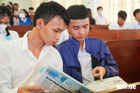 Học bổng 'Tiếp sức đến trường' đến với tân sinh viên, học sinh miền ‘Hoa vàng trên cỏ xanh’ - Ảnh 3. Anh Kiệt cùng bạn đọc bài về gương tân sinh viên vượt khó trên báo Tuổi Trẻ - Ảnh: TRẦN HOÀI