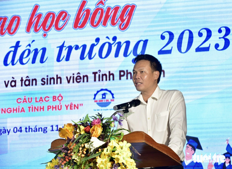Ông Dương Minh Danh - Tổng giám đốc Công ty cổ phần máy và thiết bị vật tư Sài Gòn - đại diện Câu lạc bộ Nghĩa tình Phú Yên phát biểu - Ảnh: T.T.D. Ông Dương Minh Danh - tổng giám đốc Công ty cổ phần Máy và thiết bị vật tư Sài Gòn - đại diện Câu lạc bộ Nghĩa tình Phú Yên phát biểu - Ảnh: T.T.D.