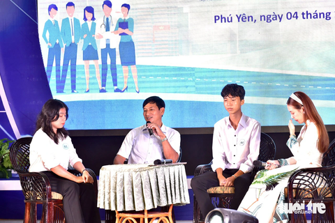 Hai tân sinh viên Đoàn Thái Linh (trái, Trường ĐH Khoa học Xã hội & Nhân văn – ĐHQG HCM) và Lê Ngọc Anh (Trường ĐH Giao thông vận tải TP.HCM) cùng thầy Nguyễn Bảo Toàn (Phó hiệu trưởng Trường PTHT Lê Trung Kiên) trong buổi giao lưu - Ảnh: T.T.D. Hai tân sinh viên Đoàn Thái Linh (bìa trái, Trường ĐH Khoa học xã hội và Nhân văn - ĐH Quốc gia TP.HCM) và Lê Ngọc Anh (Trường ĐH Giao thông vận tải TP.HCM) cùng thầy Nguyễn Bảo Toàn (phó hiệu trưởng Trường THPT Lê Trung Kiên) trong buổi giao lưu - Ảnh: T.T.D.