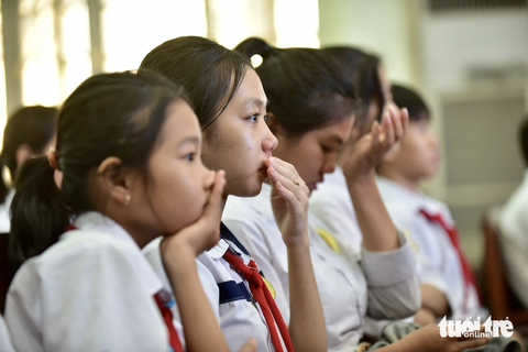 Các em học sinh Phú Yên xúc động khi nghe tâm sự của tân sinh viên Đoàn Thái Linh - Ảnh: T.T.D. Các em học sinh Phú Yên xúc động khi nghe tâm sự của tân sinh viên Đoàn Thái Linh - Ảnh: T.T.D.