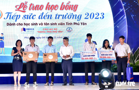 Hai tân sinh viên Đoàn Thái Linh và Lê Ngọc Anh nhận 2 suất học bổng đặc biệt trị giá 50 triệu. Và hai tân sinh viên Mai Tấn Thư (Cao đẳng Công thương Miền Trung), Võ Đình Nguyên (Đại học Ngoại ngữ và Tin học TP.HCM) nhân laptop do Quỹ Khuyến học Vinacam - Công ty cổ phần tập đoàn Vinacam trao tặng - Ảnh: T.T.D. Hai tân sinh viên Đoàn Thái Linh và Lê Ngọc Anh nhận hai suất học bổng đặc biệt trị giá 50 triệu đồng/suất. Và hai tân sinh viên Mai Tấn Thư (Cao đẳng Công thương miền Trung), Võ Đình Nguyên (Đại học Ngoại ngữ và Tin học TP.HCM) nhận laptop do Quỹ khuyến học Vinacam - Công ty cổ phần tập đoàn Vinacam trao tặng - Ảnh: T.T.D.