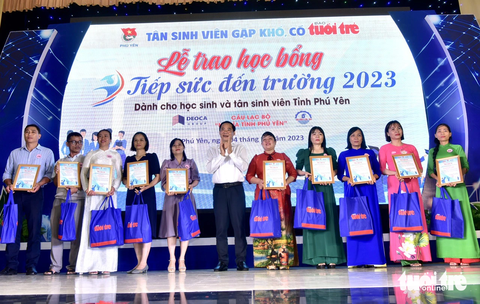 Ông Nguyễn Thái Học, Phó trưởng Ban nội chính Trung ương, trao tặng 10 phần quà dành cho giáo viên vượt khó, dạy tốt của tỉnh Phú Yên - Ảnh: T.T.D. Ông Nguyễn Thái Học - phó trưởng Ban Nội chính Trung ương - trao tặng 10 phần quà dành cho giáo viên vượt khó, dạy tốt của tỉnh Phú Yên - Ảnh: T.T.D.