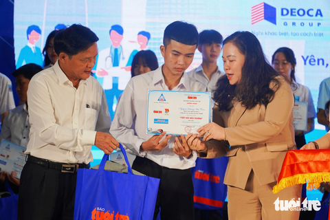 Ông Lê Tấn Hổ - phó chủ tịch thường trực UBND tỉnh Phú Yên, cùng bà Đào Bảo Minh - Trưởng Ban Nội chính Tỉnh ủy Phú Yên - trao những suất học bổng Tiếp sức đến trường cho các bạn tân sinh viên - Ảnh: TRẦN HOÀI Ông Lê Tấn Hổ - phó chủ tịch thường trực UBND tỉnh Phú Yên, cùng bà Đào Bảo Minh - trưởng Ban Nội chính Tỉnh ủy Phú Yên - trao những suất học bổng Tiếp sức đến trường cho các bạn tân sinh viên - Ảnh: TRẦN HOÀI