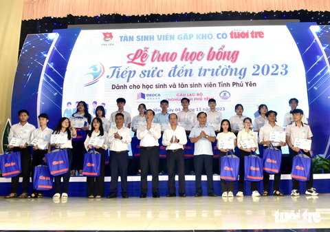 Các tân sinh viên nhận học bổng đợi đầu chụp ảnh cũng lãnh đạo - Ảnh: T.T.D. Các tân sinh viên nhận học bổng đợt đầu chụp ảnh cùng lãnh đạo - Ảnh: T.T.D.