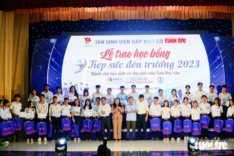 Các vị đại biểu chụp ảnh lưu niệm cùng các tân sinh viên - Ảnh: TRẦN HOÀI Các vị đại biểu chụp ảnh lưu niệm cùng các tân sinh viên - Ảnh: TRẦN HOÀI