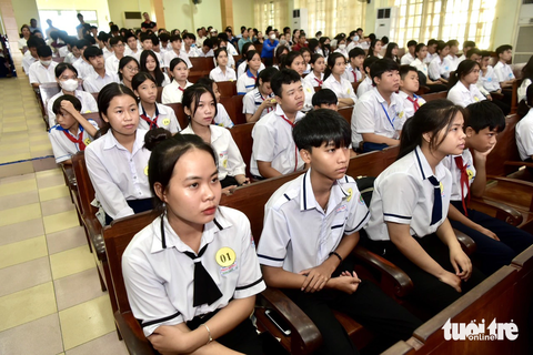 Các học sinh THCS và THPT đặc biệt khó khăn tại lễ trao học bổng - Ảnh: T.T.D. Các học sinh THCS và THPT tại lễ trao học bổng - Ảnh: T.T.D.