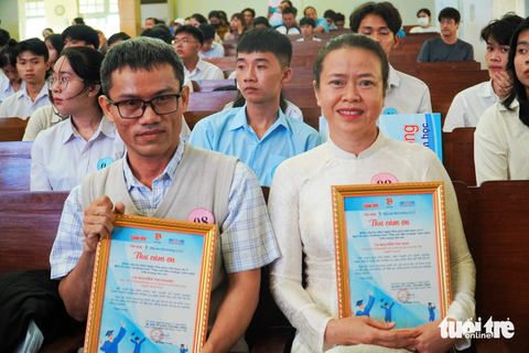 Thầy Vũ và cô Vân bày tỏ niềm vui khi nhận được những sự tri ân từ chương trình - Ảnh: TRẦN HOÀI Thầy Đặng Quang Vũ và cô Võ Thị Thu Vân bày tỏ niềm vui khi nhận được những sự tri ân từ chương trình - Ảnh: TRẦN HOÀI