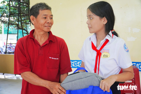 Niềm vui của cha con ông Nguyễn Mai khi nhận được suất học bổng từ chương trình Niềm vui của cha con ông Nguyễn Mai khi nhận được suất học bổng từ chương trình - Ảnh: TRẦN HOÀI