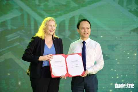 Đại học Quốc gia Hà Nội còn 1 chỉ số 'rất yếu' để lọp top 500 đại học hàng đầu thế giới - Ảnh 1. Đại diện Đại học Quốc gia Hà Nội nhận biểu trưng cam kểt đầu tư của doanh nghiệp - Ảnh: NGUYÊN BẢO