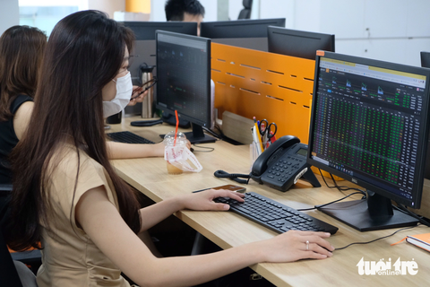 Có cổ phiếu tăng giá gần 100% trong một tháng nay - Ảnh 1. Giữa lúc tài khoản của nhiều nhà đầu tư thua lỗ nặng, vẫn có một số cổ phiếu hồi phục - Ảnh: BÔNG MAI