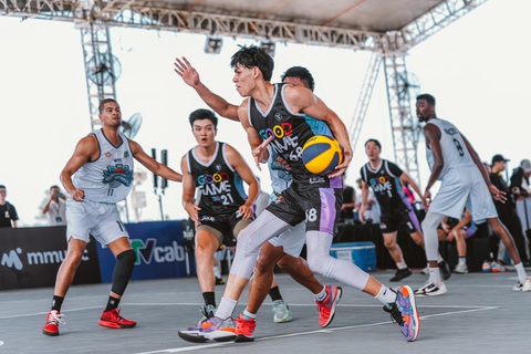 Đội bóng rổ Việt Nam và Philippines dẫn đầu Vprime 3x3 - Ảnh 1. Ngôi sao bóng rổ Caleb Nguyễn (giữa) là chủ lực GG Basketball - Ảnh: VBA