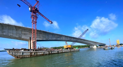 Bà Rịa - Vũng Tàu tăng tốc thi công công trình giao thông trọng điểm - Ảnh 4. Cầu Rạch Ông trên dự án đường 991B đã hợp long. Đây là một trong những dự án giao thông trọng điểm của Bà Rịa - Vũng Tàu - Ảnh: ĐÔNG HÀ