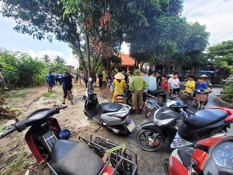 Nghi vấn chế pháo dẫn tới nổ sập nhà, thi thể văng tứ tung - Ảnh 2. Nhiều người dân kéo đến hiện trường theo dõi vụ việc - Ảnh: TIẾN HOÀNG