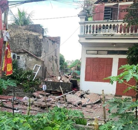 Nghi vấn chế pháo dẫn tới nổ sập nhà, thi thể văng tứ tung - Ảnh 1. Hiện trường căn nhà cấp bốn tại xã Quang Trung, huyện An Lão, TP Hải Phòng đổ sập sau tiếng nổ lớn nghi do chế pháo - Ảnh: TIẾN HOÀNG