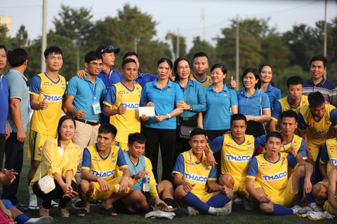 Ban lãnh đạo đội Công đoàn Vĩnh Phúc thưởng nóng cho tập thể cầu thủ sau khi giành vé vào chung kết - Ảnh: H.TÙNG Ban lãnh đạo đội Công đoàn Vĩnh Phúc thưởng nóng cho tập thể cầu thủ sau khi giành vé vào chung kết - Ảnh: H.TÙNG