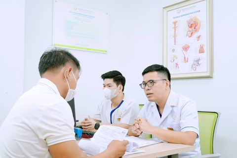 ThS.BS Trịnh Kiên Cường, Bệnh viện Nam học và Hiếm muộn Hà Nội thăm khám cho bệnh nhân - Ảnh: BVCC ThS.BS Trịnh Kiên Cường - Bệnh viện Nam học và Hiếm muộn Hà Nội thăm khám cho bệnh nhân - Ảnh: BVCC
