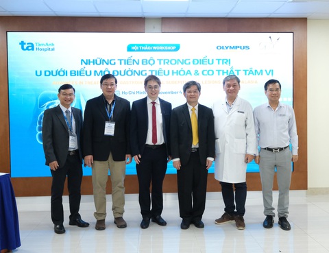 TS.BS Phạm Hữu Tùng (Phó Giám đốc Trung tâm) và TS.BS Đỗ Minh Hùng (Giám đốc Trung tâm Nội soi và Phẫu thuật Nội soi Tiêu hóa BVĐK Tâm Anh TPHCM), 2 chuyên gia Thái Lan và PGS.TS.BS Phạm Hùng Cường, Phó Giám đốc chuyên môn Bệnh viện Đa khoa Tâm Anh TPHCM (từ trái qua). Ảnh: Bệnh viện cung cấp. TS.BS Phạm Hữu Tùng (phó giám đốc Trung tâm) và TS.BS Đỗ Minh Hùng (giám đốc Trung tâm Nội soi và Phẫu thuật Nội soi tiêu hóa BVĐK Tâm Anh TPHCM), 2 chuyên gia Thái Lan và PGS.TS.BS Phạm Hùng Cường, phó giám đốc chuyên môn Bệnh viện Đa khoa Tâm Anh TPHCM (từ trái qua). Ảnh: Bệnh viện cung cấp.