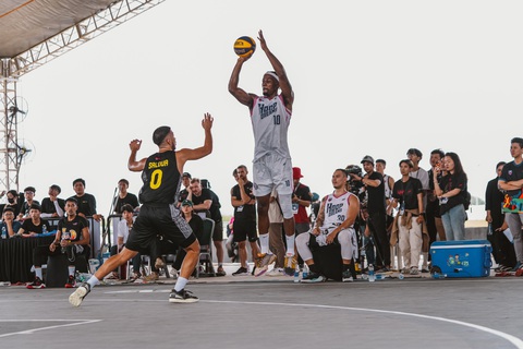 Đội bóng rổ Việt Nam và Philippines dẫn đầu Vprime 3x3 - Ảnh 3. Hassan Thomas tung cú ném xa quyết định - Ảnh: VBA