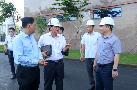 Bệnh viện cửa ngõ tại Hóc Môn, Củ Chi, TP Thủ Đức sẽ về đích vào năm sau - Ảnh 1. Phó chủ tịch UBND TP.HCM Dương Anh Đức (ngoài cùng bên phải) nghe Ban Quản lý đầu tư xây dựng công trình dân dụng và công nghiệp báo cáo tiến độ các dự án - Ảnh: THẢO LÊ