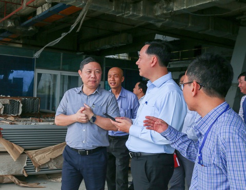 Bệnh viện cửa ngõ tại Hóc Môn, Củ Chi, TP Thủ Đức sẽ về đích vào năm sau - Ảnh 4. Phó chủ tịch UBND TP.HCM Dương Anh Đức khảo sát thực địa dự án xây dựng Trung tâm Triển lãm quy hoạch TP - Ảnh: THẢO LÊ