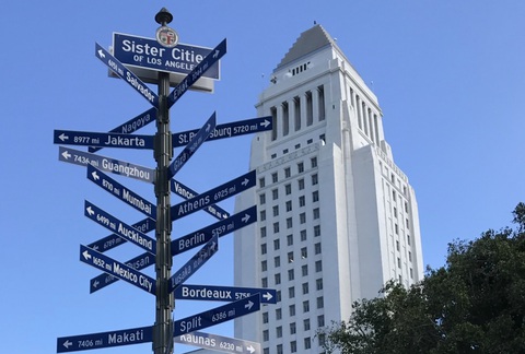 Cột biểu tượng hữu nghị giữa thành phố Los Angeles (Mỹ) với các thành phố khác được đặt gần Toà thị chính Los Angeles - Ảnh NGỌC ĐÔNG Cột biểu tượng hữu nghị giữa thành phố Los Angeles (Mỹ) với các thành phố khác được đặt gần Tòa thị chính Los Angeles - Ảnh: NGỌC ĐÔNG