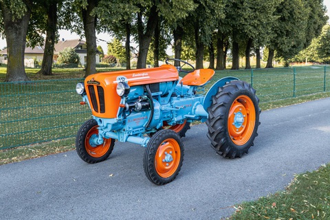 Máy kéo Lamborghini hàng thật giá thật: Hàng hiếm đánh dấu cuộc chiến 'siêu bò' - 'siêu ngựa' - Ảnh 1. Máy kéo Lamborghini hàng thật giá thật: Hàng hiếm đánh dấu cuộc chiến 'siêu bò' - 'siêu ngựa' - Ảnh 1.