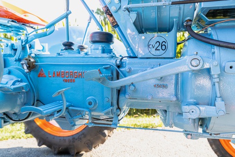 Máy kéo Lamborghini hàng thật giá thật: Hàng hiếm đánh dấu cuộc chiến 'siêu bò' - 'siêu ngựa' - Ảnh 10. Máy kéo Lamborghini hàng thật giá thật: Hàng hiếm đánh dấu cuộc chiến 'siêu bò' - 'siêu ngựa' - Ảnh 10.