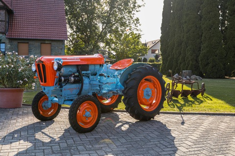 Máy kéo Lamborghini hàng thật giá thật: Hàng hiếm đánh dấu cuộc chiến 'siêu bò' - 'siêu ngựa' - Ảnh 5. Chiếc này đã trải qua quá trình phục hồi toàn diện ở Đức, do người chủ sở hữu hiện tại thực hiện. Quy trình này tập trung vào việc làm sao tái dựng càng sát nguyên bản càng tốt. Đó là sửa chữa những bộ phận hiện có, chỉ thay thế những bộ phận không thể nào tái dựng