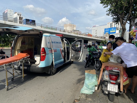 Dàn đèn lớn ở ngã tư Hành Xanh tuột khỏi cáp, đè trúng công nhân - Ảnh 3. Nam công nhân được đưa đi cấp cứu - Ảnh: MINH HÒA