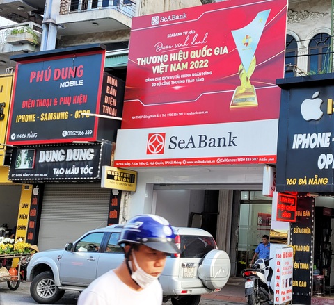 Ngân hàng SeABank đã trả lãi cho khách - Ảnh 1. Đến cuối ngày 6-11, SeABank đã tiến hành thủ tục thanh toán tiền lãi của khoản 900 triệu mà ông T. và bà M. gửi tiết kiệm trước đó - Ảnh: TIẾN THẮNG