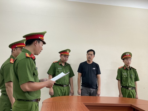 Công an TP.HCM phá đường dây buôn lậu trị giá 300 tỉ, khởi tố 2 bị can - Ảnh 1. Cơ quan cảnh sát điều tra Công an TP.HCM khởi tố bị can, ra lệnh bắt bị can để tạm giam đối với Ngô Tấn Đạt về tội buôn lậu - Ảnh: Công an cung cấp