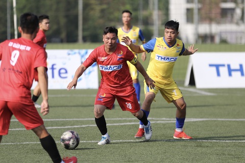 Ở tuổi 40, tiền vệ Nguyễn Kim Mạnh vẫn thi đấu cần mẫn và là "hòn đá tảng" của đội Công đoàn Giáo dục Việt Nam - Ảnh: HOÀNG TÙNG Ở tuổi 40, tiền vệ Nguyễn Kim Mạnh (số 20) vẫn thi đấu cần mẫn và là "hòn đá tảng" của đội Công đoàn Giáo dục Việt Nam - Ảnh: HOÀNG TÙNG