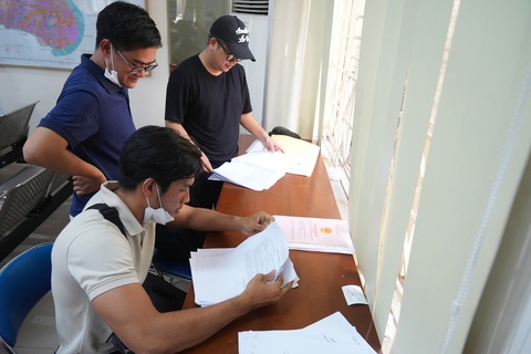Người dân đến làm thủ tục đất đai hành chính tại UBND quận Bình Thạnh, TP.HCM - Ảnh: HỮU HẠNH Người dân đến làm thủ tục đất đai hành chính tại UBND quận Bình Thạnh, TP.HCM - Ảnh: HỮU HẠNH