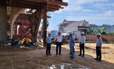 Bà Rịa - Vũng Tàu tăng tốc thi công công trình giao thông trọng điểm - Ảnh 5. Ông Nguyễn Công Vinh (thứ hai từ trái sang), phó chủ tịch UBND tỉnh Bà Rịa - Vũng Tàu, thị sát công trình giao thông trọng điểm 991B - Ảnh: ĐÔNG HÀ